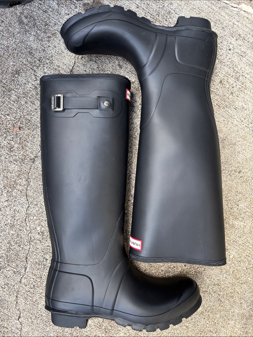 Hunter Original tall rain boots featuring a side buckle detail. Size 10 NEW